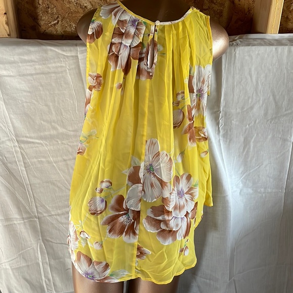 Yellow Floral Sleeveless Blouse - Picture 5 of 7